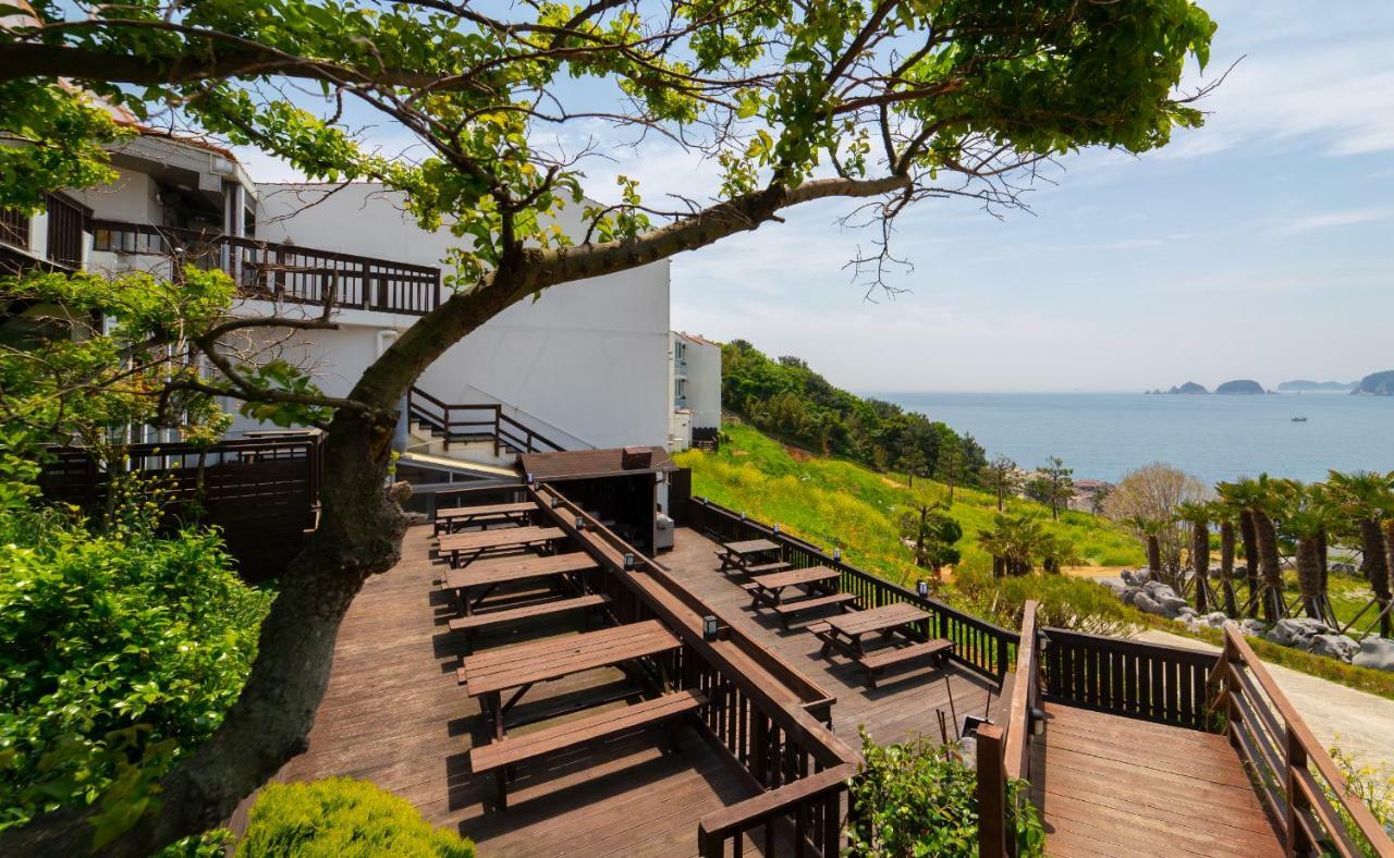 Windy Hill Resort Geoje Bagian luar foto