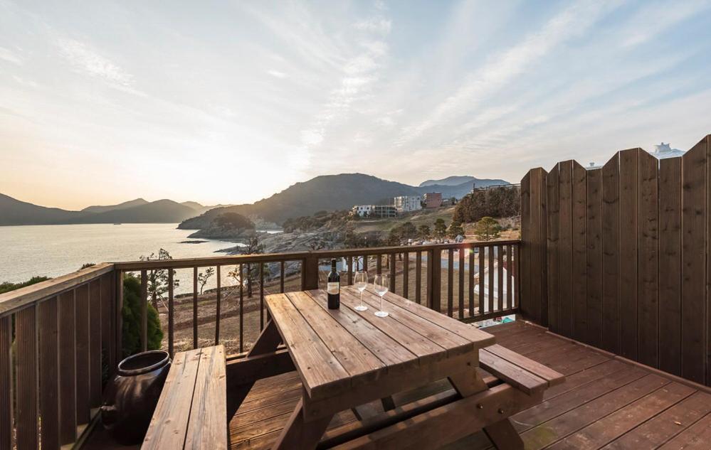 Windy Hill Resort Geoje Bagian luar foto